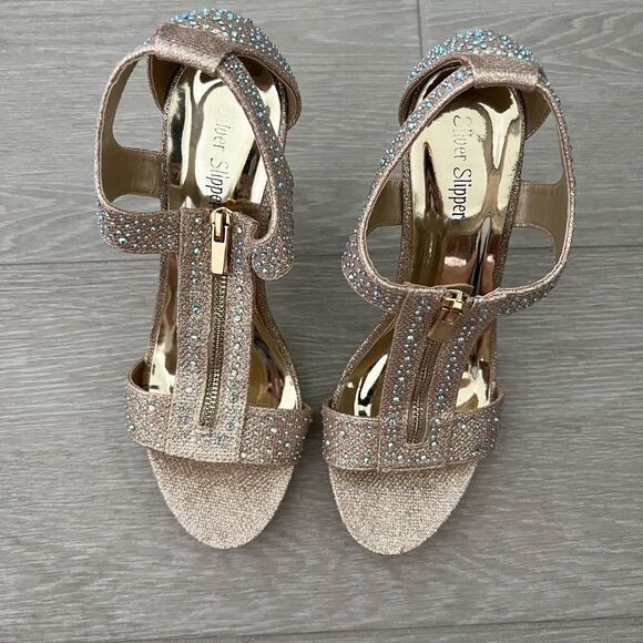 Silver Slipper Zippered Champagne Heels with Rhinestones and Glitter Size 7.5 - Picture 4 of 10